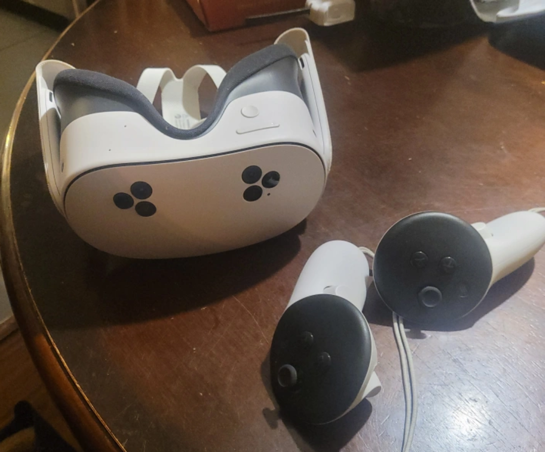 Meta Quest 2 VR Headset - photo 2