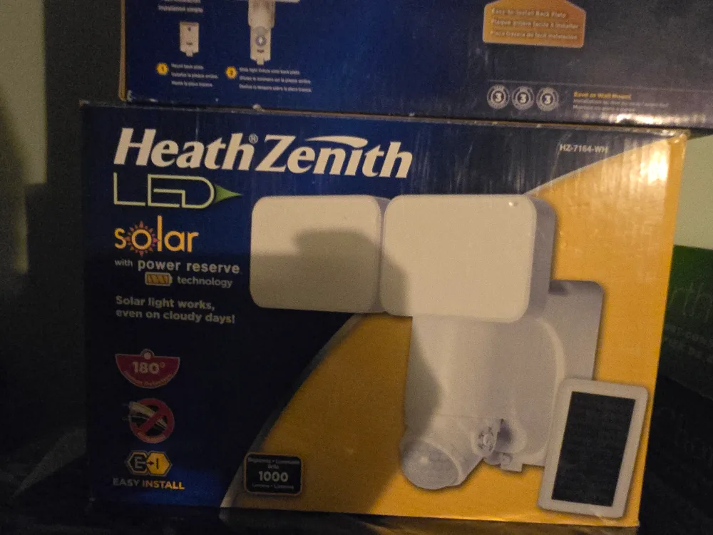 Heath Zenith LED Solar Light - New in Box! thumbnail