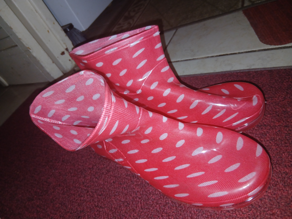 BRAND NEW Hot Pink Polka Dot Rain Boots size 4 - photo 4