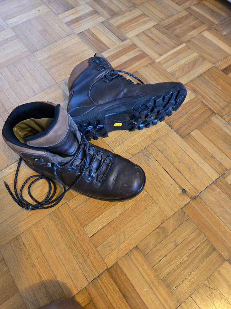 Merrell Ridge Gore-Tex Brown Hiking Boots - Women's US 9