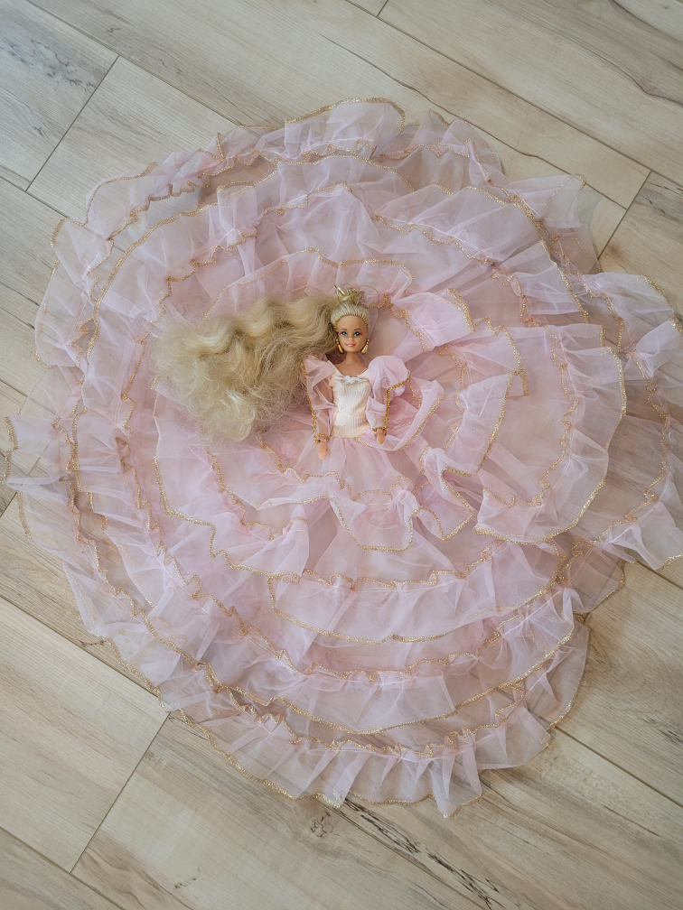 10" Doll in Pink Ruffled Gown - photo 4