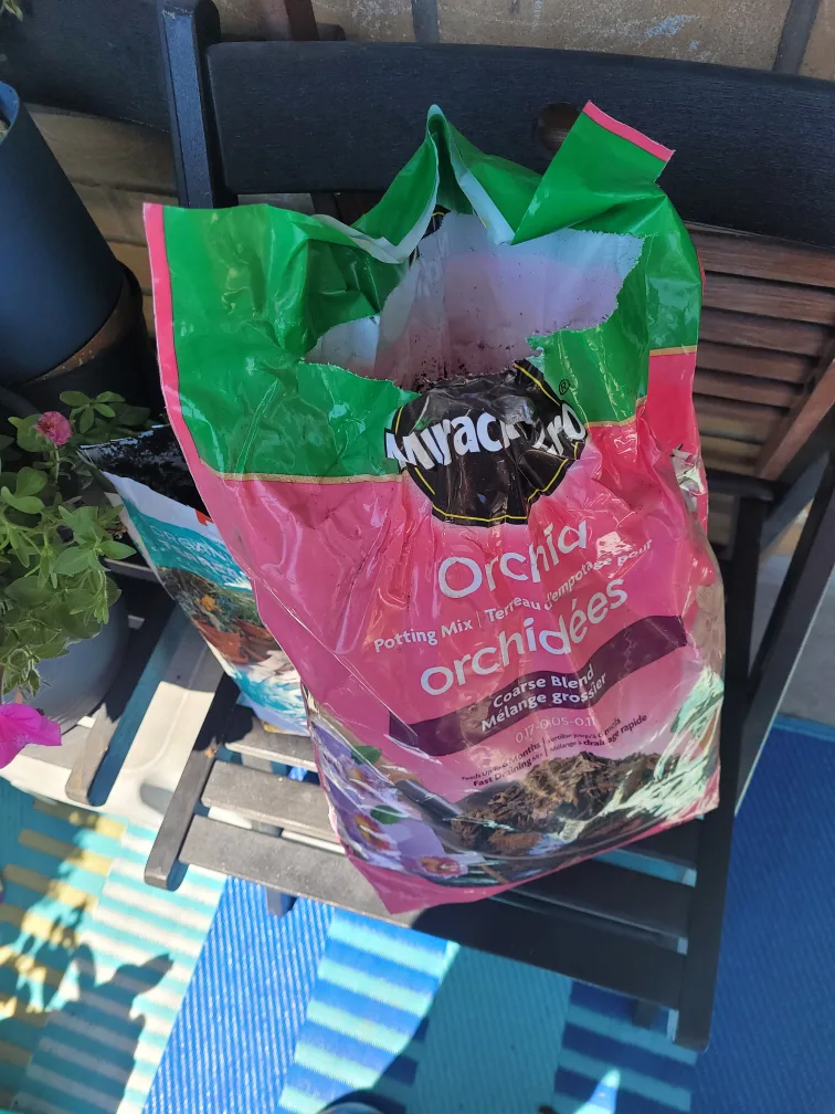Miracle-Gro Orchid Potting Mix - 8.8 L image indicator(2)