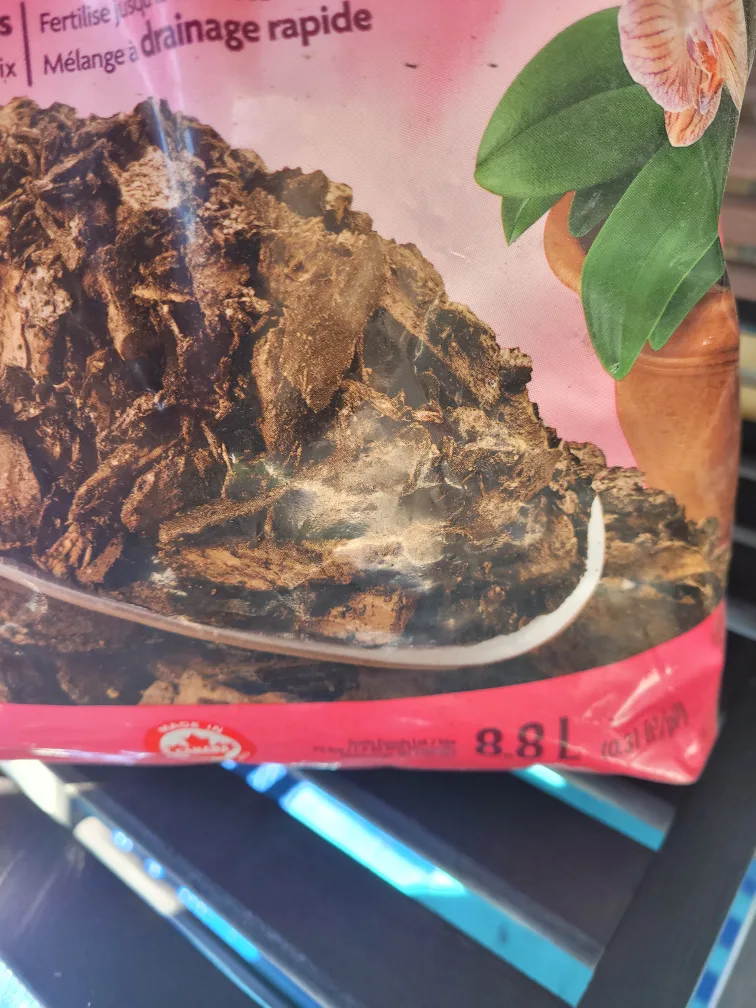 Miracle-Gro Orchid Potting Mix - 8.8 L image indicator(3)