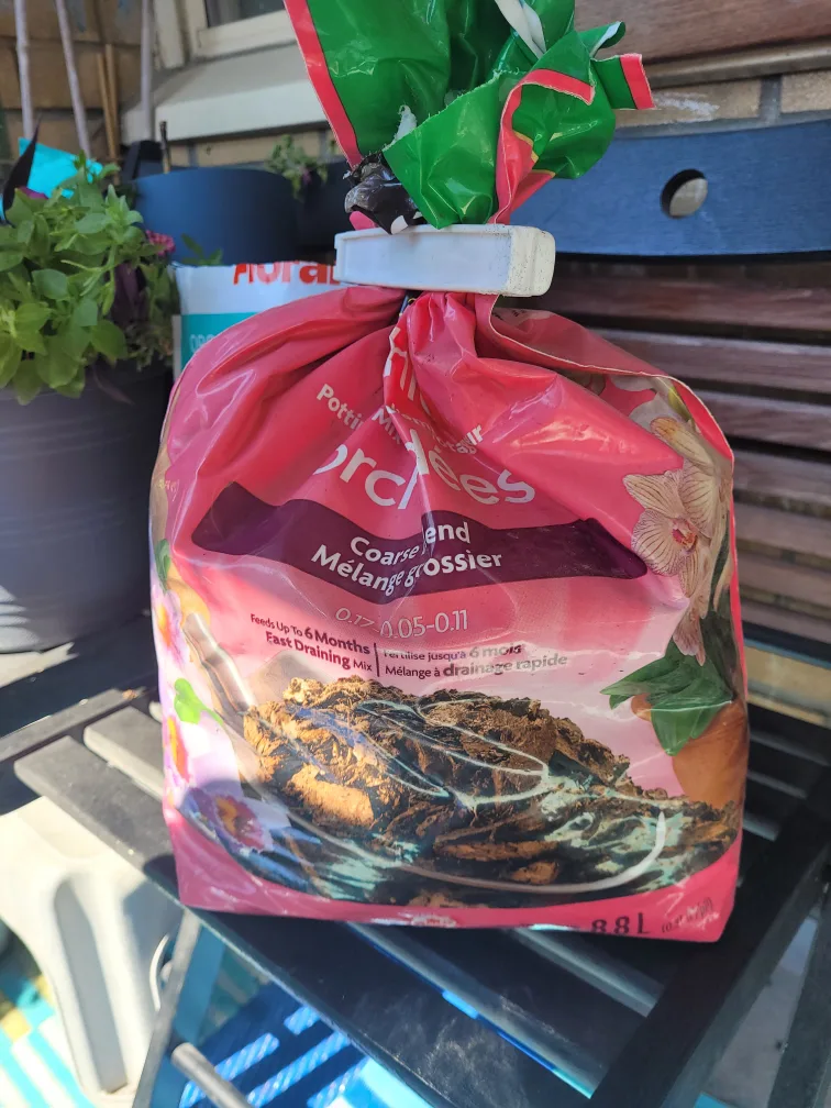 Miracle-Gro Orchid Potting Mix - 8.8 L image indicator(4)