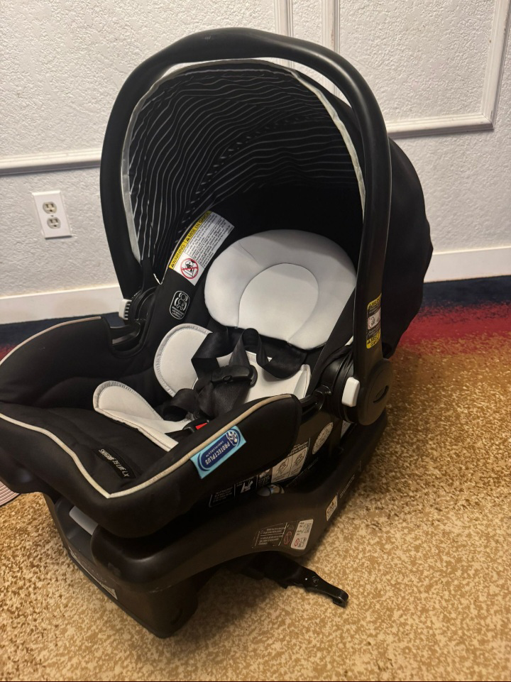 Garco SnugRide SnugLock 35 Infant Car Seat - Like New - photo 2