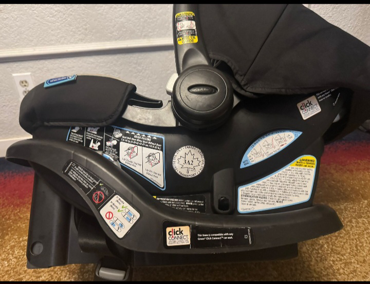Garco SnugRide SnugLock 35 Infant Car Seat - Like New - photo 3