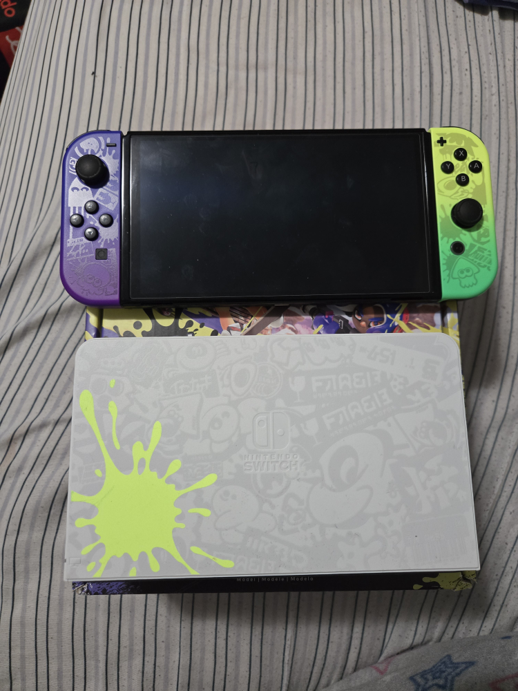Splatoon OLED Nintendo switch + accessories