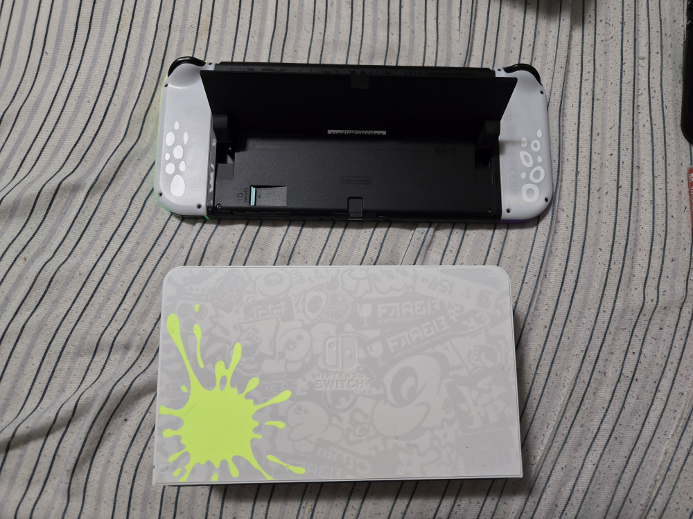 Splatoon OLED Nintendo switch + accessories - photo 4