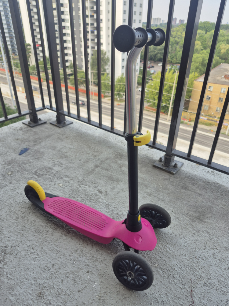 Decathlon Oxelo Kids' 3-Wheel Scooter - Pink