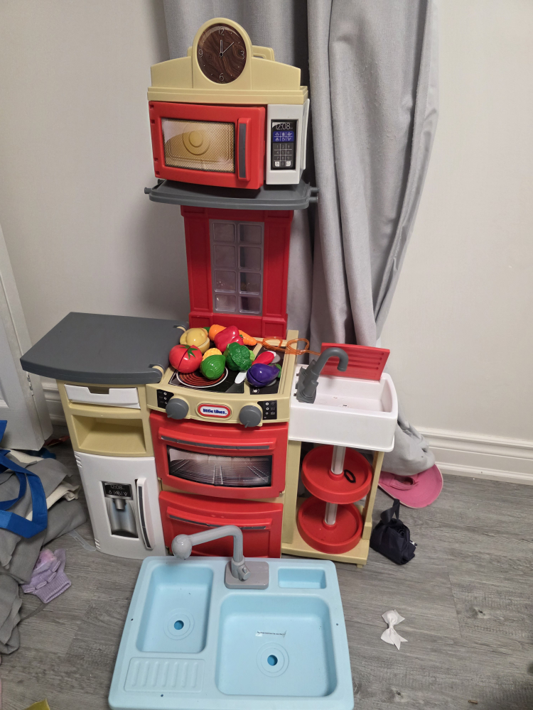 Little Tikes Kitchen Play Set. For free to pick up