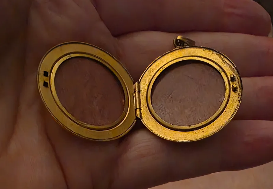 Vintage Real Gold Locket image indicator(4)