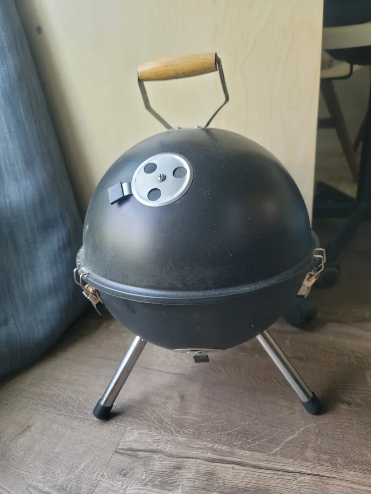Portable Charcoal Grill ans smoker - BBQ Fun! thumbnail