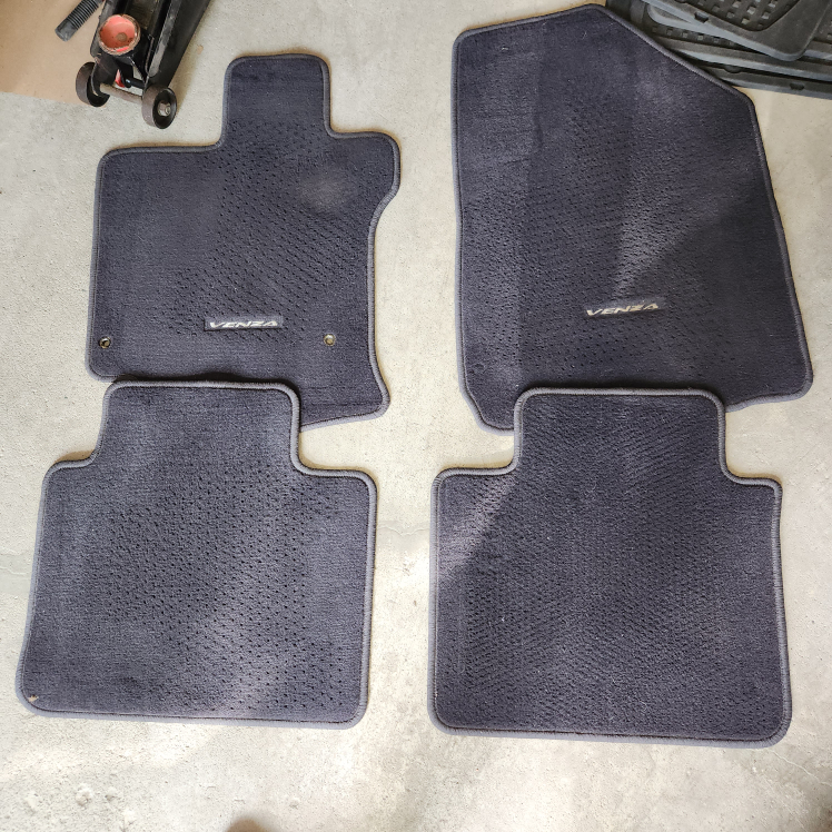 Toyota Venza Floor Mats - Black 2008 to 2017