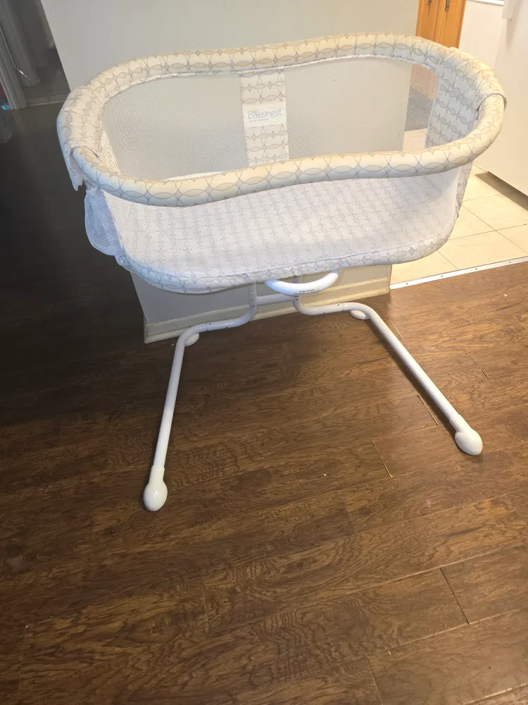 Used Bassinest Glide Sleeper by Halo - Bassinet baby sleeper image indicator(6)