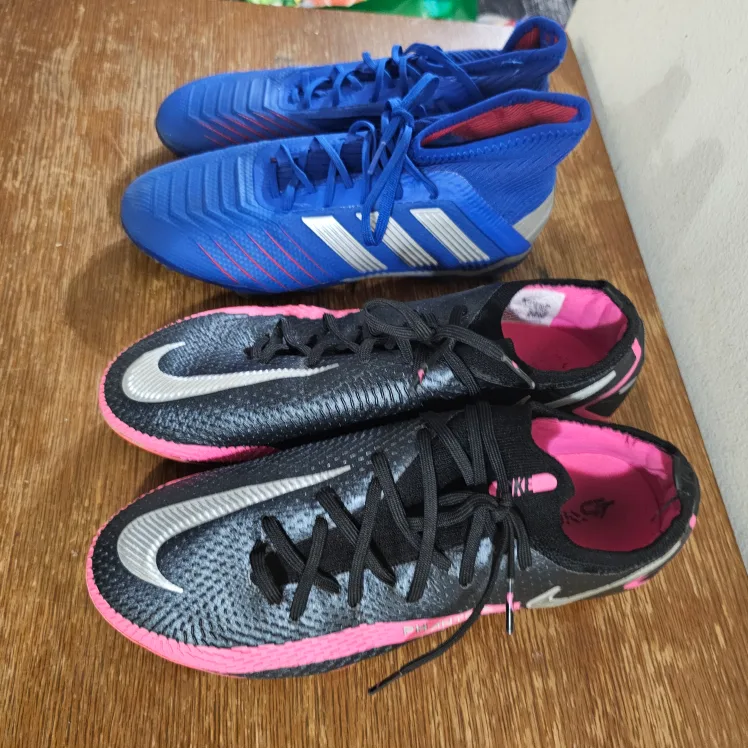 Adidas Predator & Nike Phantom Soccer Cleats each 7$ image indicator(5)
