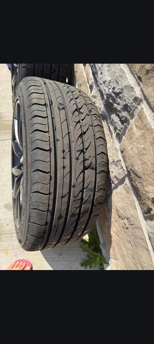 Tesla Model 3 Rims & Tires - 235/45R18 image indicator(2)