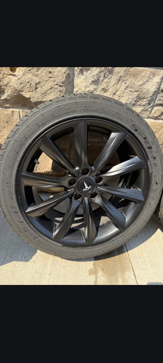 Tesla Model 3 Rims & Tires - 235/45R18 image indicator(3)