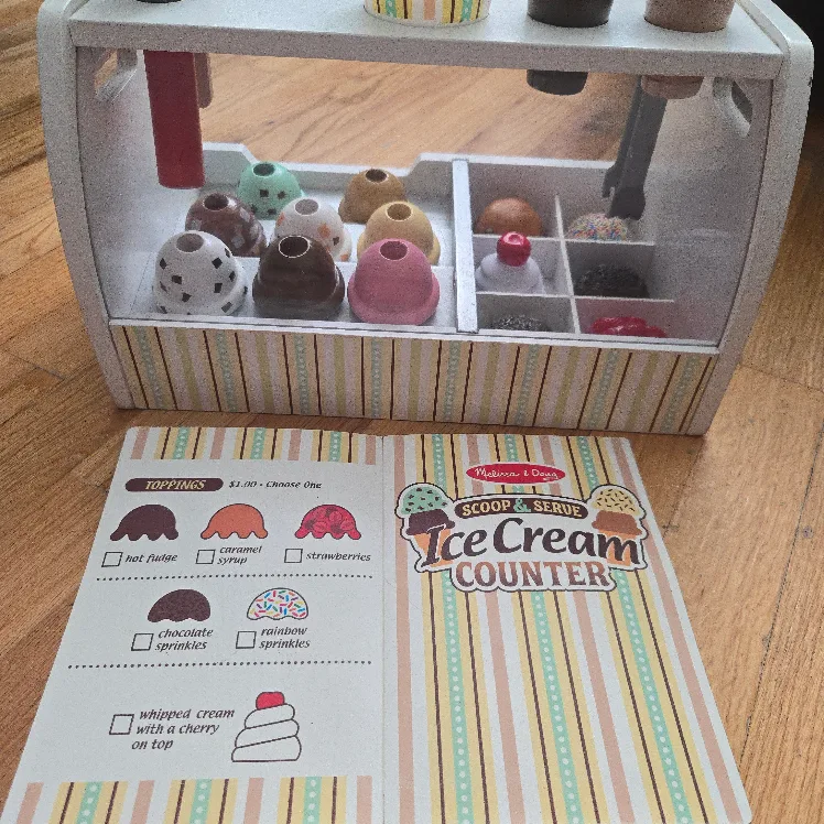 Melissa & Doug Scoop & Serve Ice Cream Counter