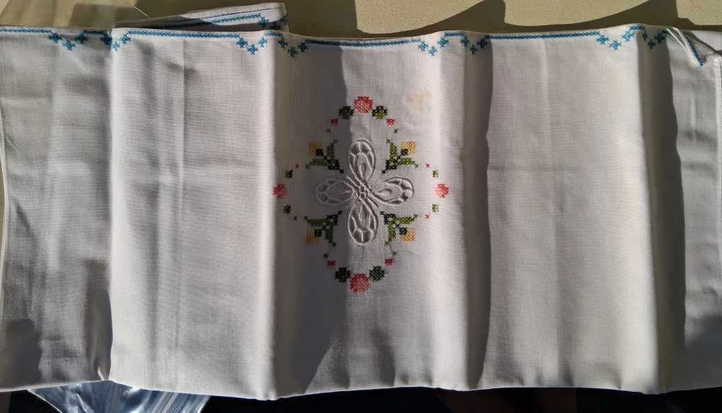 Embroidered White Cotton Pillowcases - set of two image indicator(2)