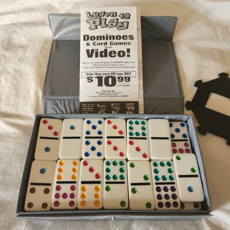Cardinal Dominoes Set with Case thumbnail