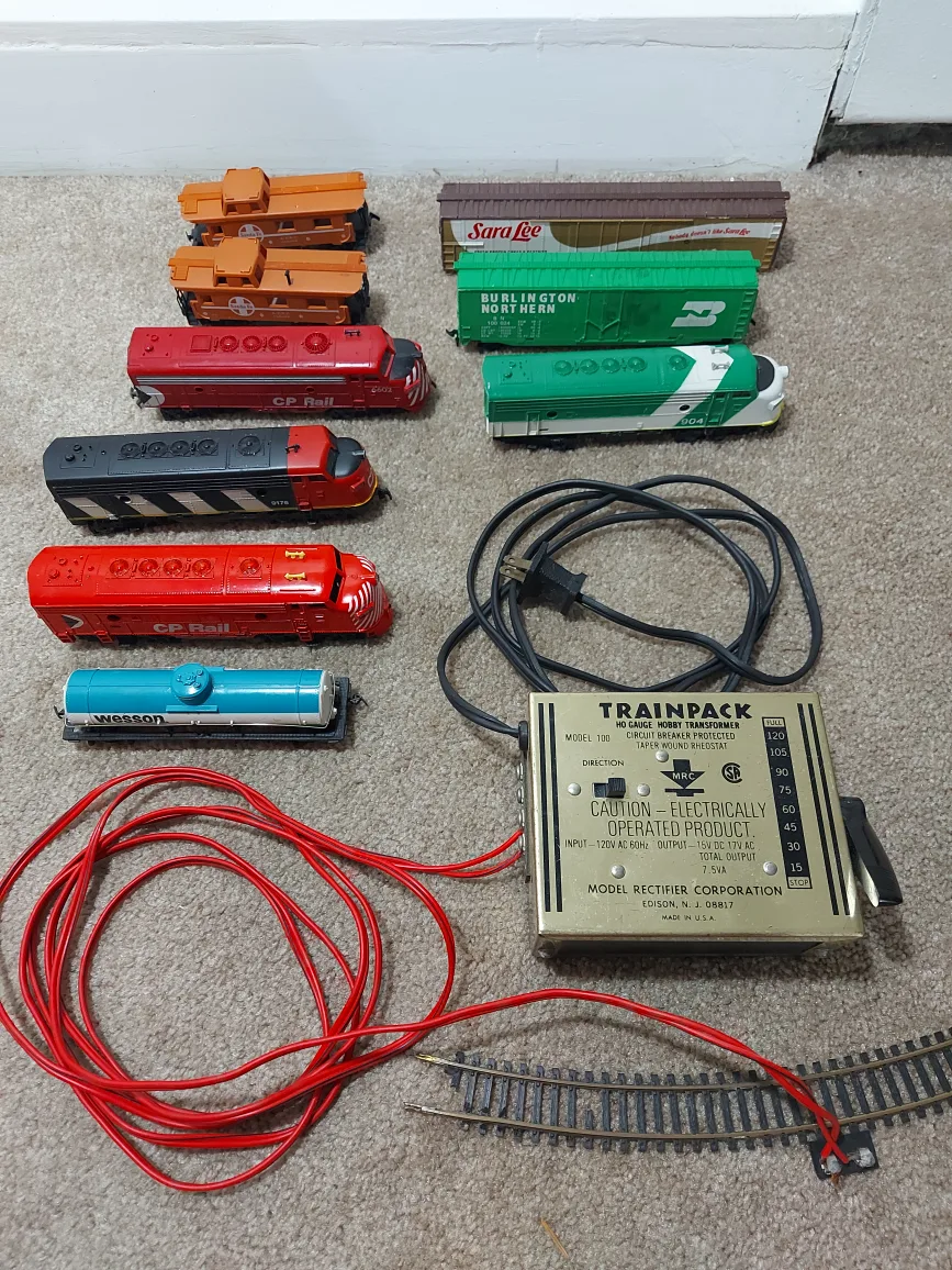HO Gauge Train Set - CP Rail, Burlington Northern thumbnail