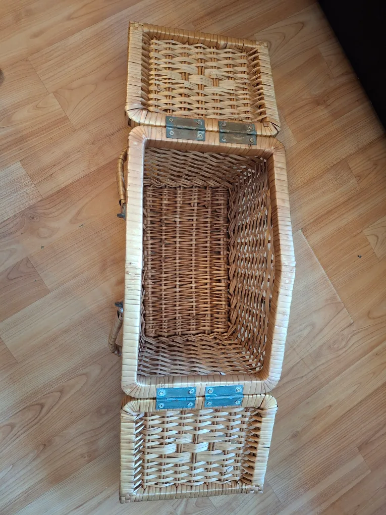 Wicker picnic basket image indicator(3)
