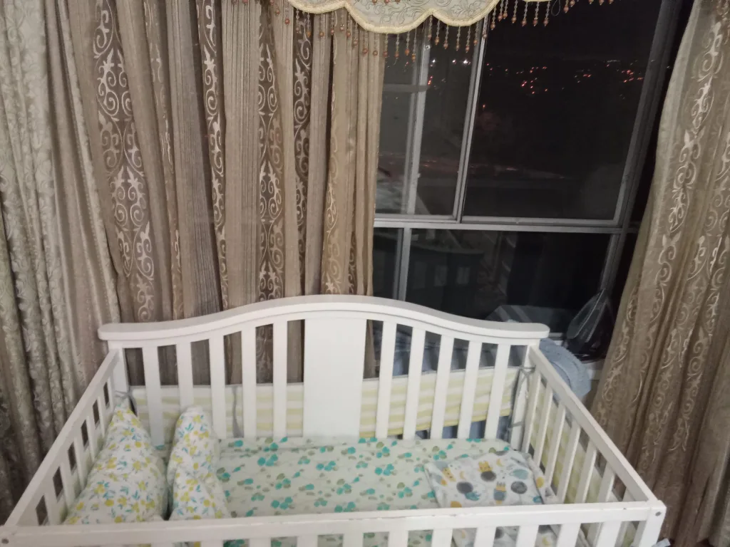 White Baby Crib image indicator(5)