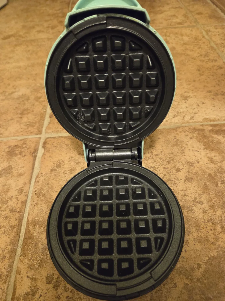 Dash Mini Waffle Maker - Aqua image indicator(2)