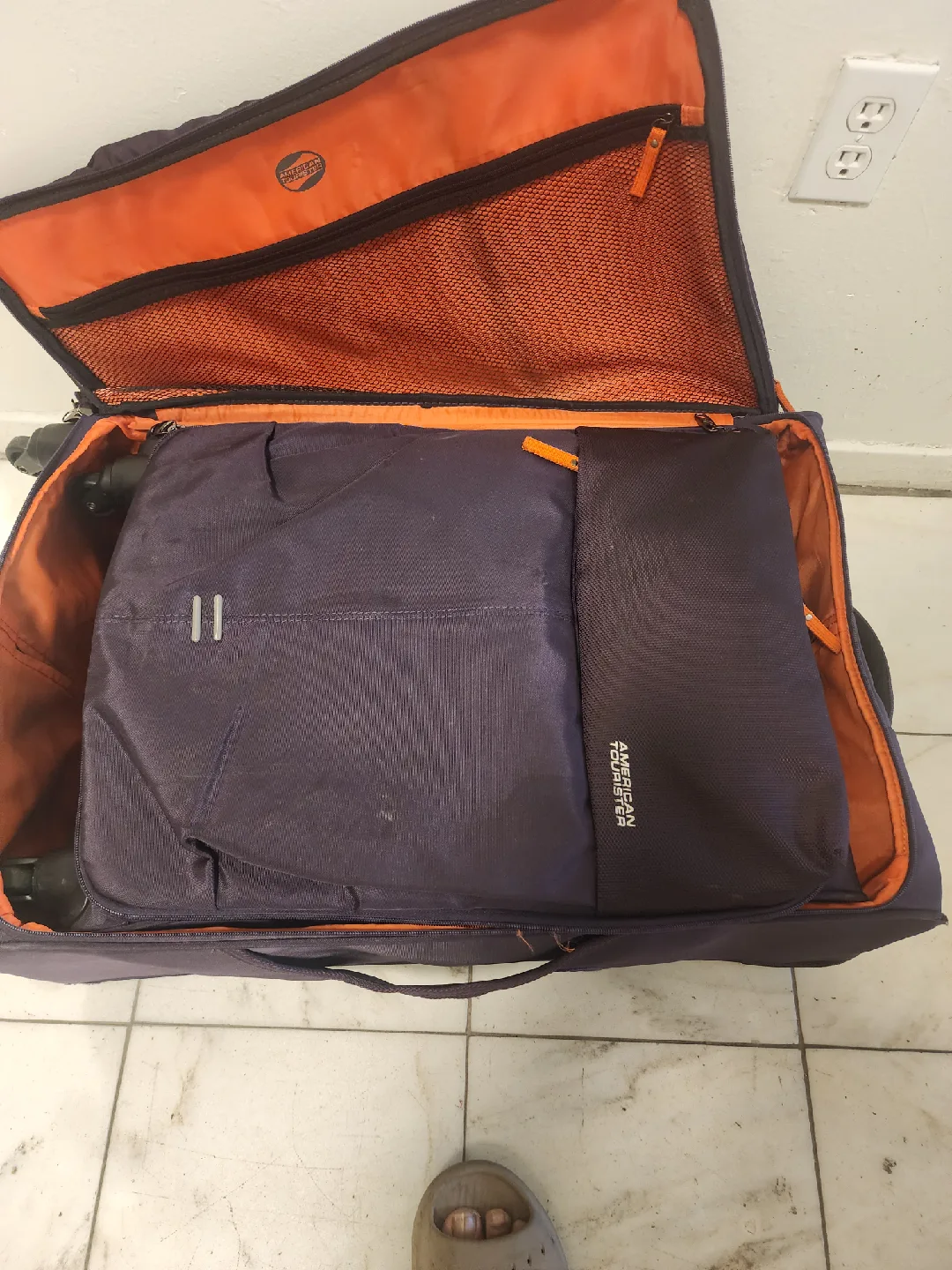 American Tourister Purple Rolling Suitcase image indicator(10)