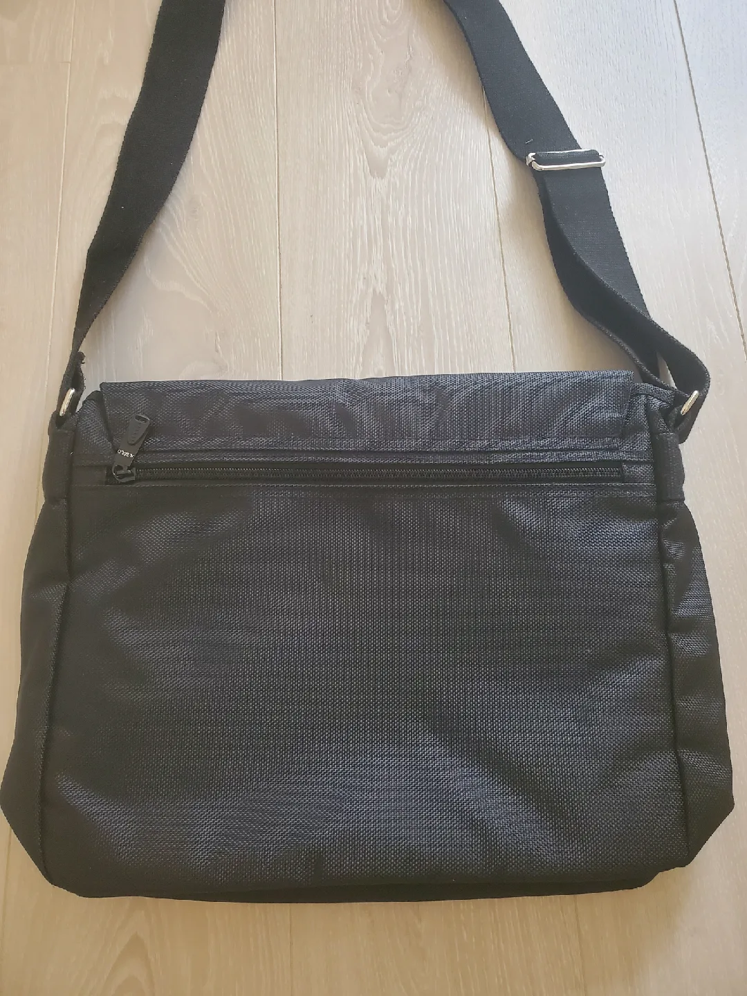 Zolo Messenger Bag - Black image indicator(6)