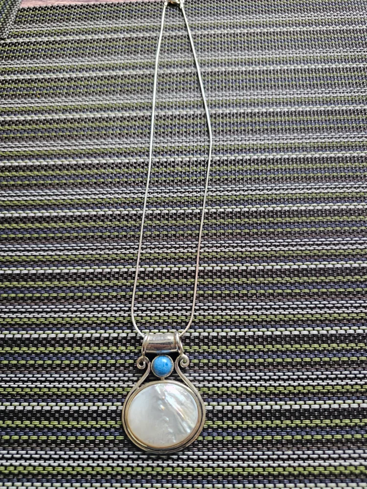 Sterling Silver Mother of Pearl Pendant Necklace Stamped 925 thumbnail