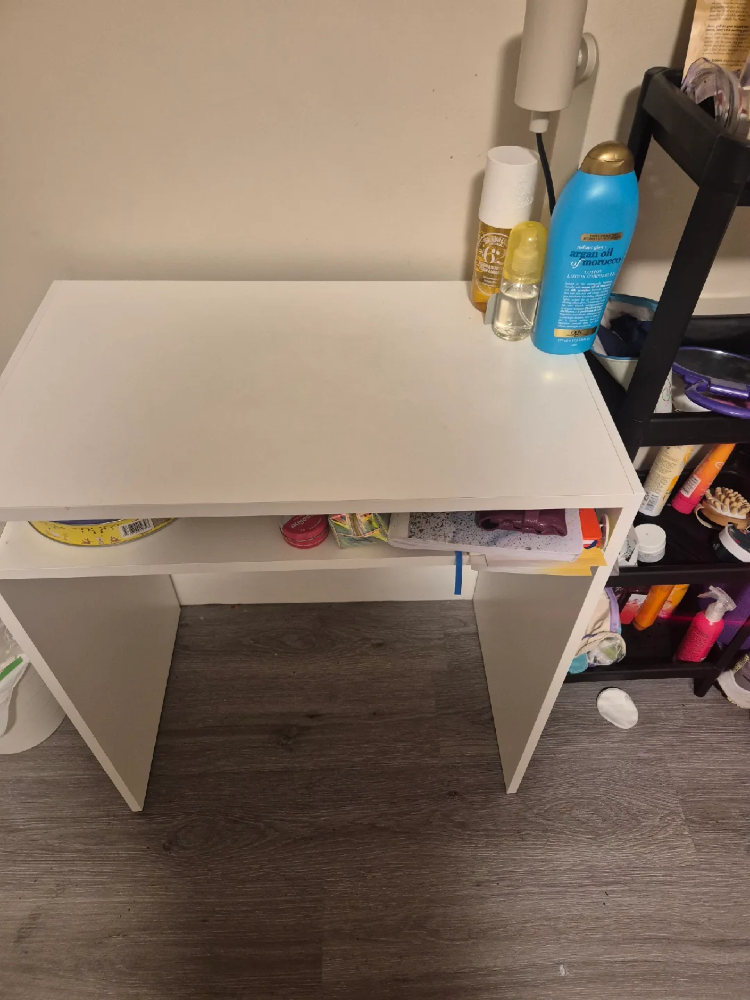 White Desk with Shelf image indicator(2)
