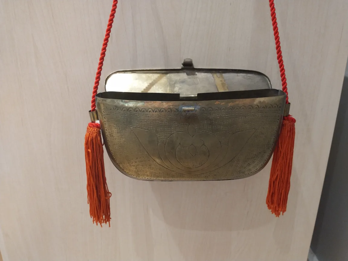 Antique bronze metal clutch bag with red tassles image indicator(2)