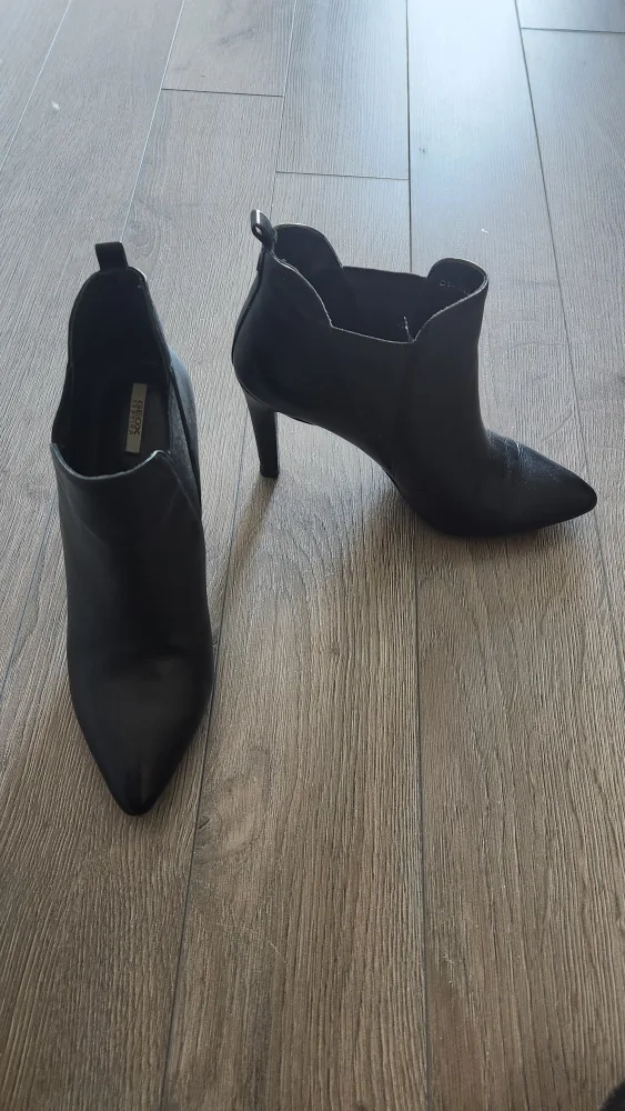 Geox Black Leather Heeled Ankle Boots thumbnail