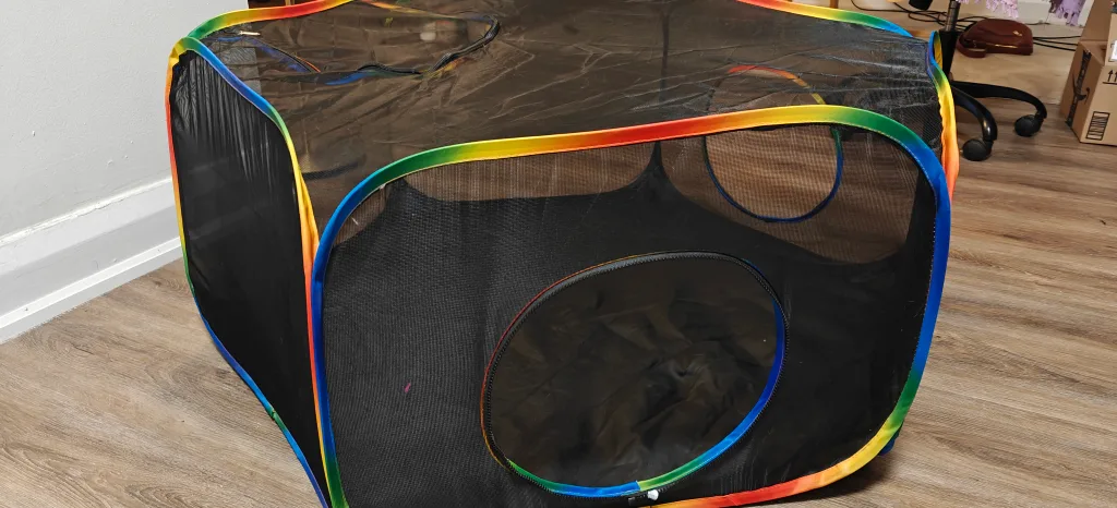 Cat/Dog Playpen w/ Rainbow Trim image indicator(2)