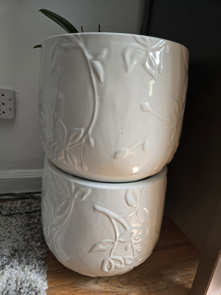 🥕 Large White Ceramic Embossed Planter 2 pieces - photo 2