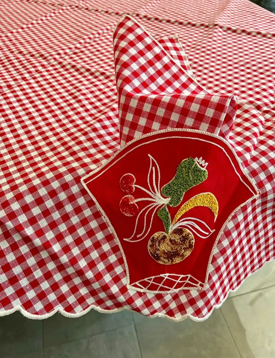 Round Tablecloth and 6 Napkins Set thumbnail