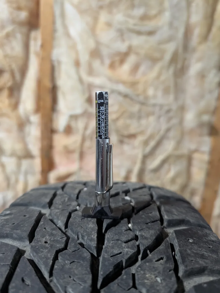 (4)-195/65R15 Goodyear Ultragrip Winter Tires image indicator(3)