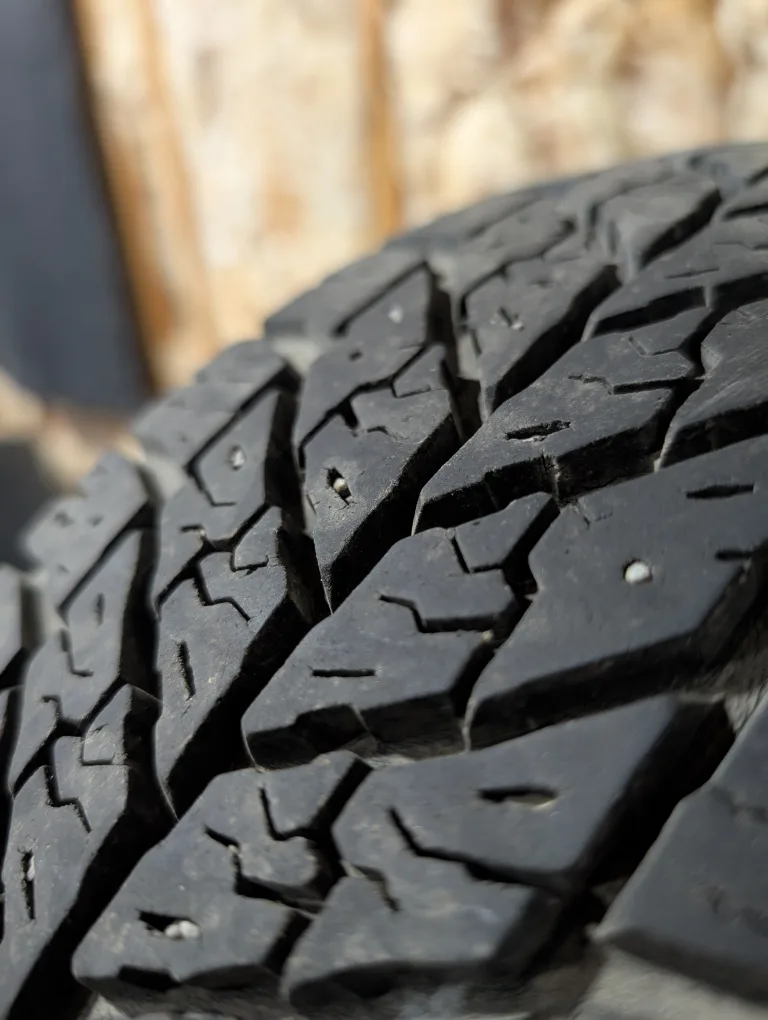 (4)-195/65R15 Goodyear Ultragrip Winter Tires image indicator(4)