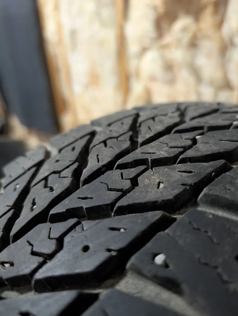 (4)-195/65R15 Goodyear Ultragrip Winter Tires image indicator(5)