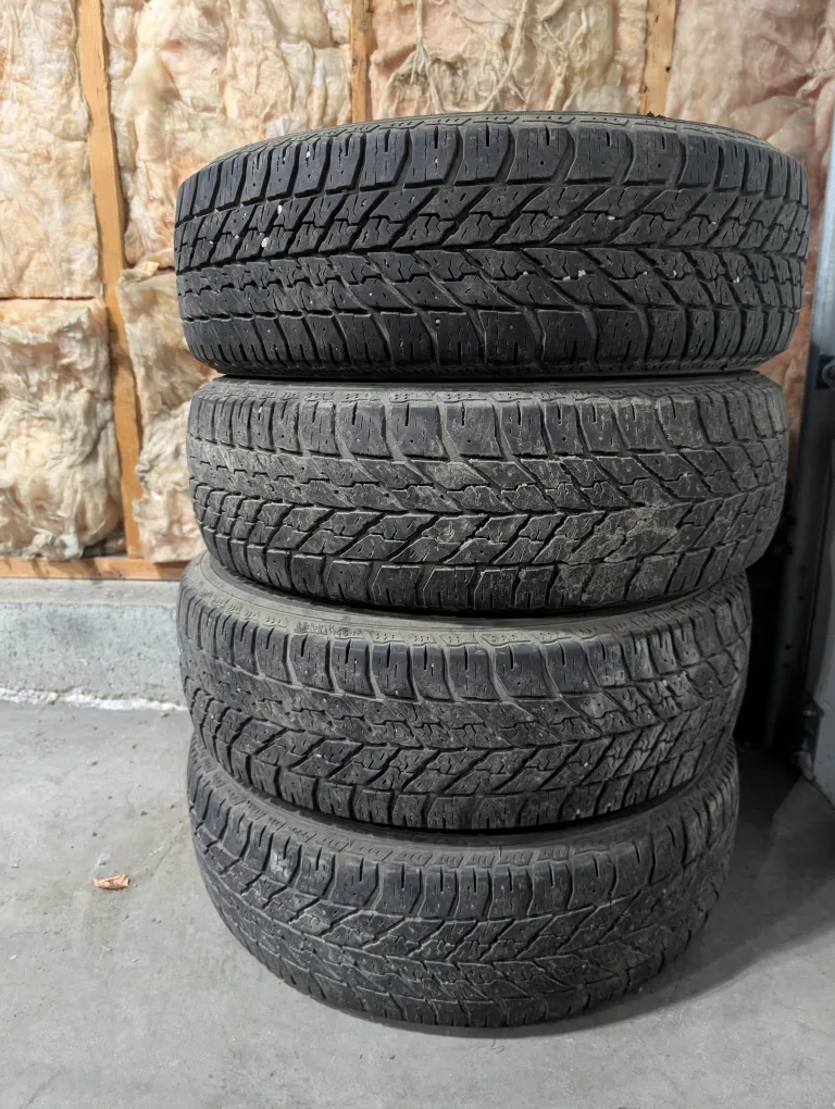 (4)-195/65R15 Goodyear Ultragrip Winter Tires image indicator(6)