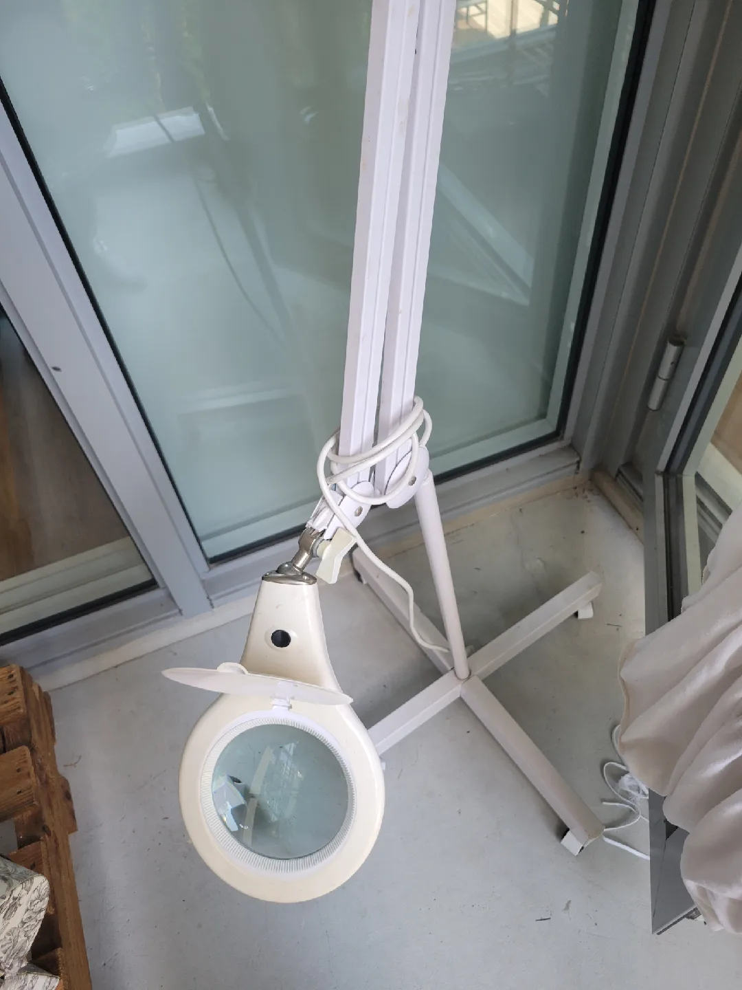 Magnifying Floor Lamp image indicator(2)