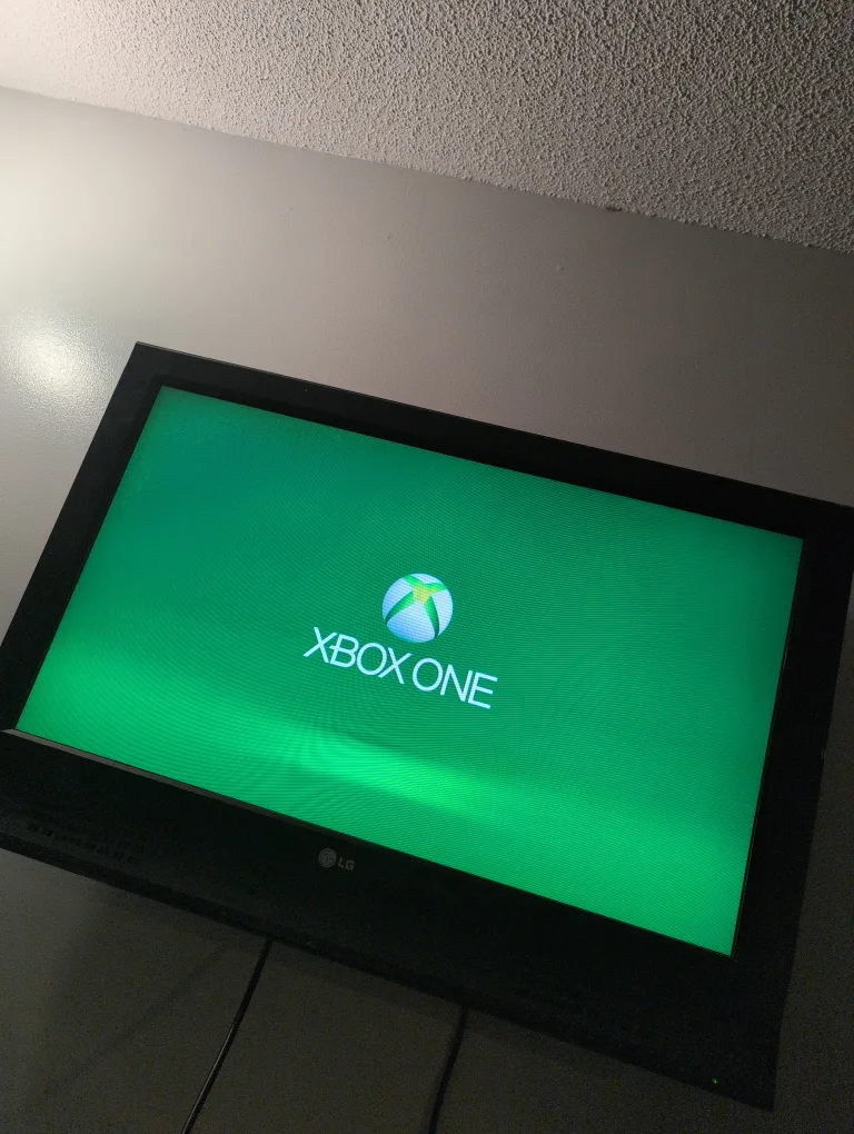 Xbox One with Controller and The Sims 4 image indicator(2)
