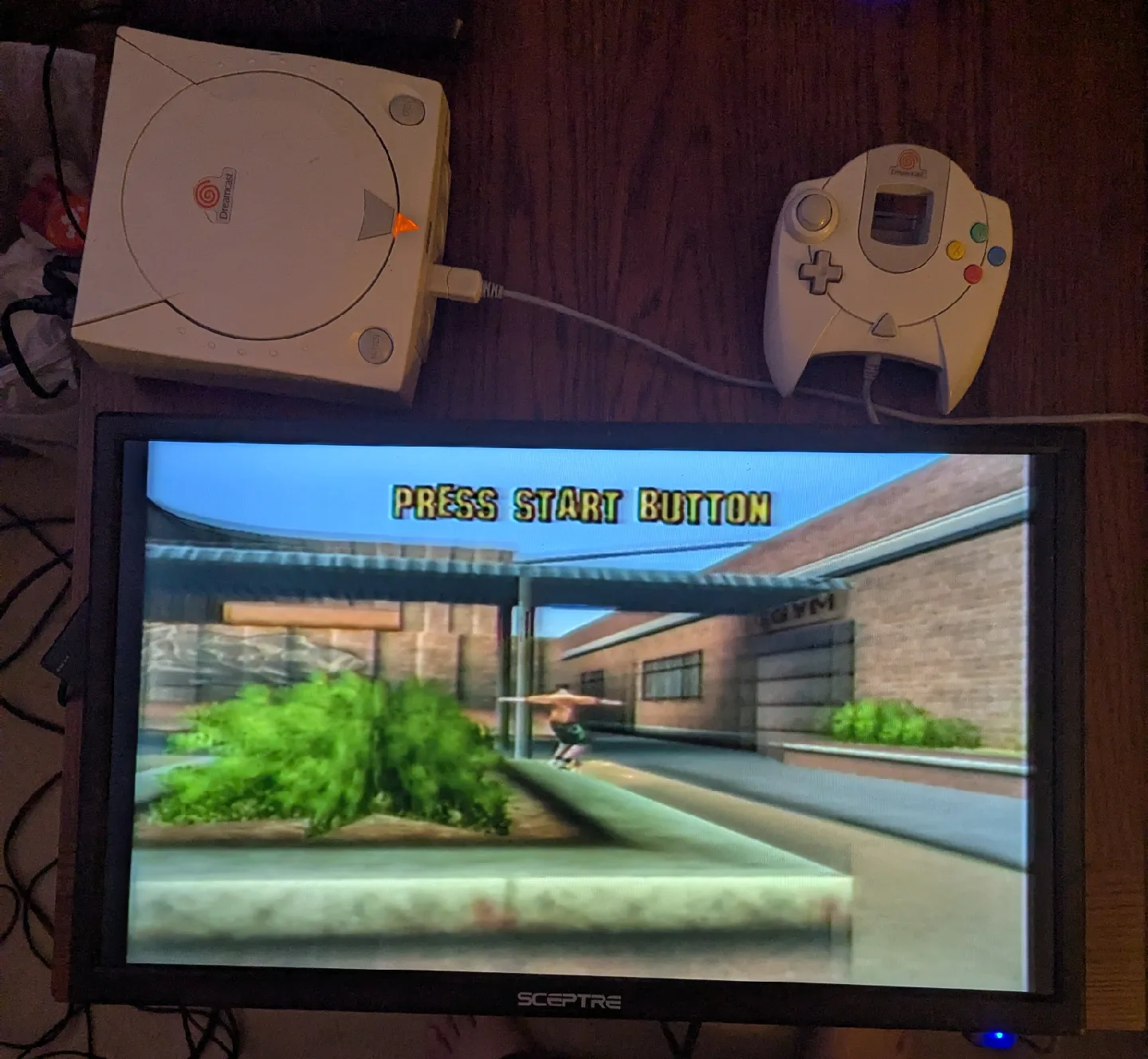 working Sega Dreamcast with 11 games and one controller image indicator(5)