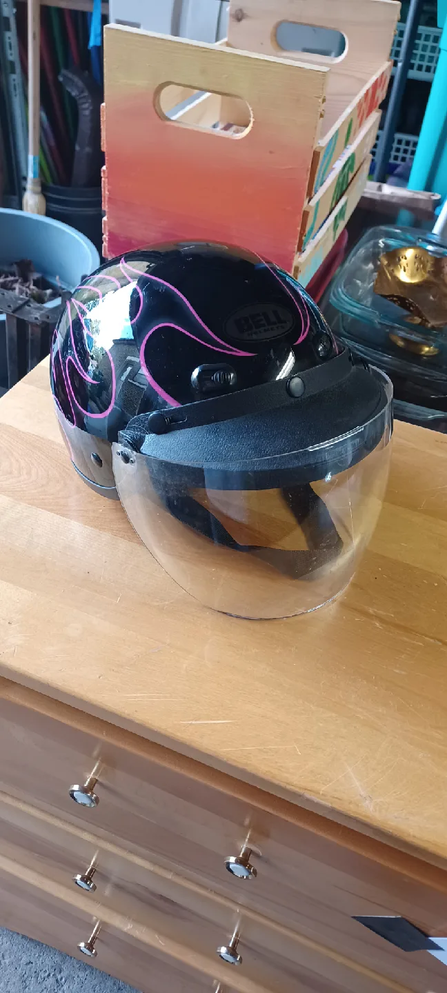 Bell Motorcycle Helmet - Black with Pink Flames image indicator(3)