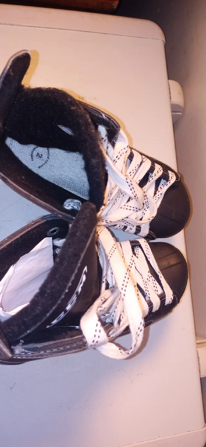 CCM Intruder Ice Skates - Size 2 image indicator(4)