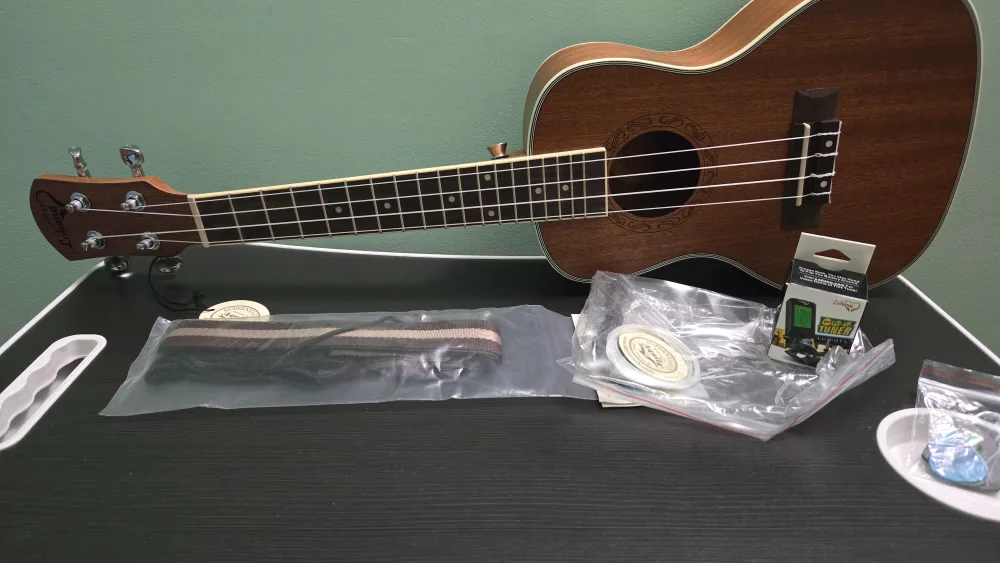 Lohanu Ukulele with Tuner and Accessories image indicator(5)