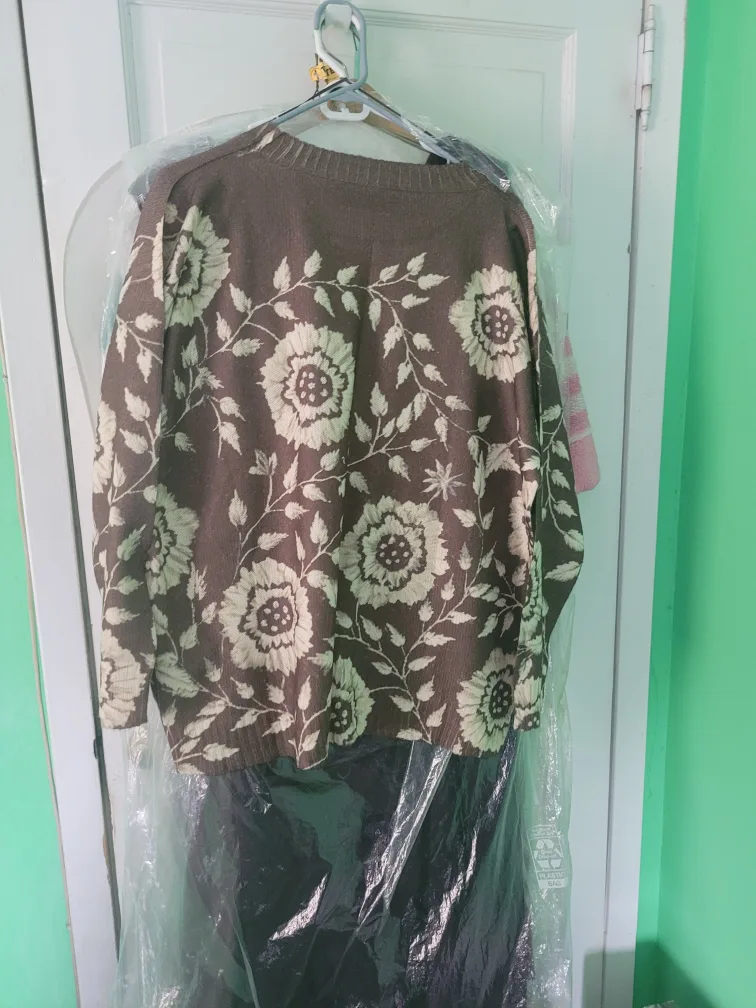 Shein Curve 1XL Floral Sweater image indicator(2)