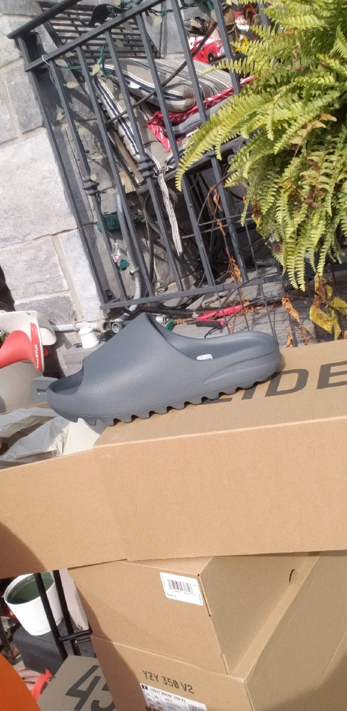 YEEZY LOT - (4 pairs) Sz.11 & (3 pairs) Sz. 10.5 image indicator(9)