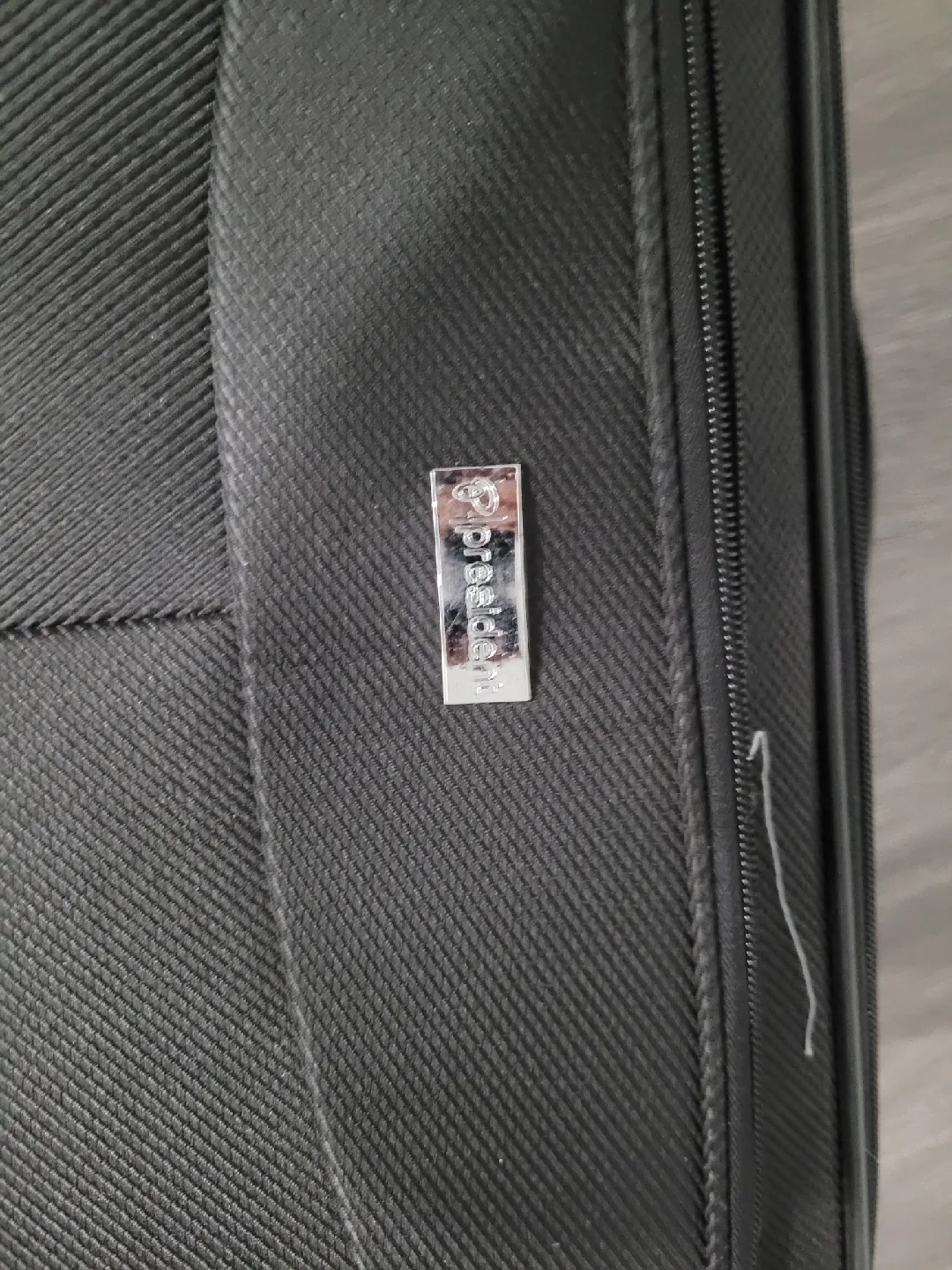 🥕 President Black Luggage Suitcase , zipper pulls broken. image indicator(6)